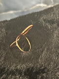 Golden Flow Ring – Abstract Wire Loop Design