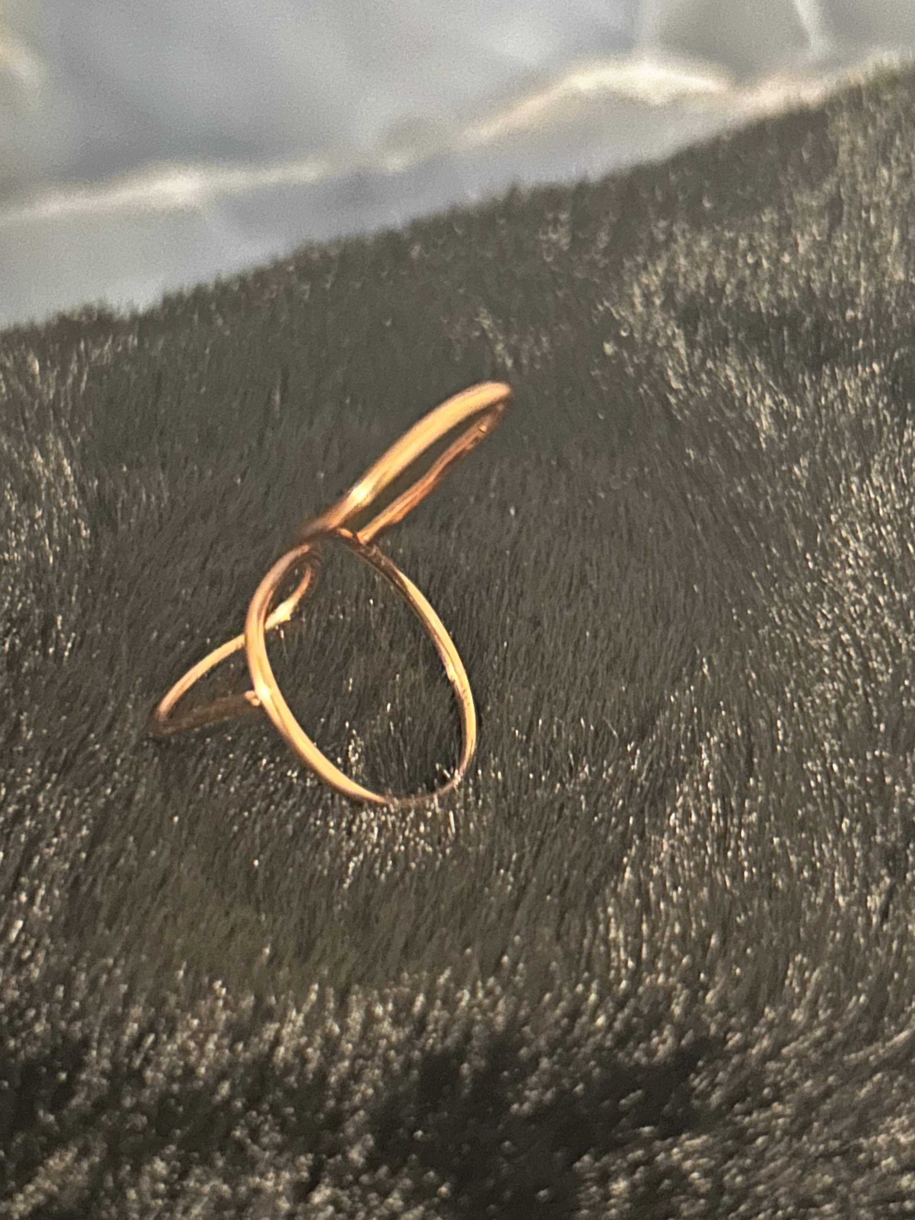Golden Flow Ring – Abstract Wire Loop Design