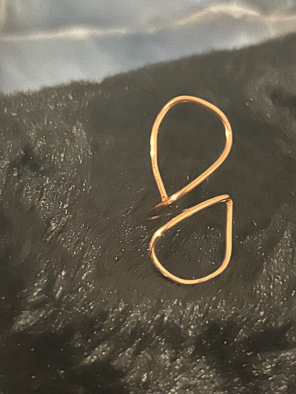 Golden Flow Ring – Abstract Wire Loop Design