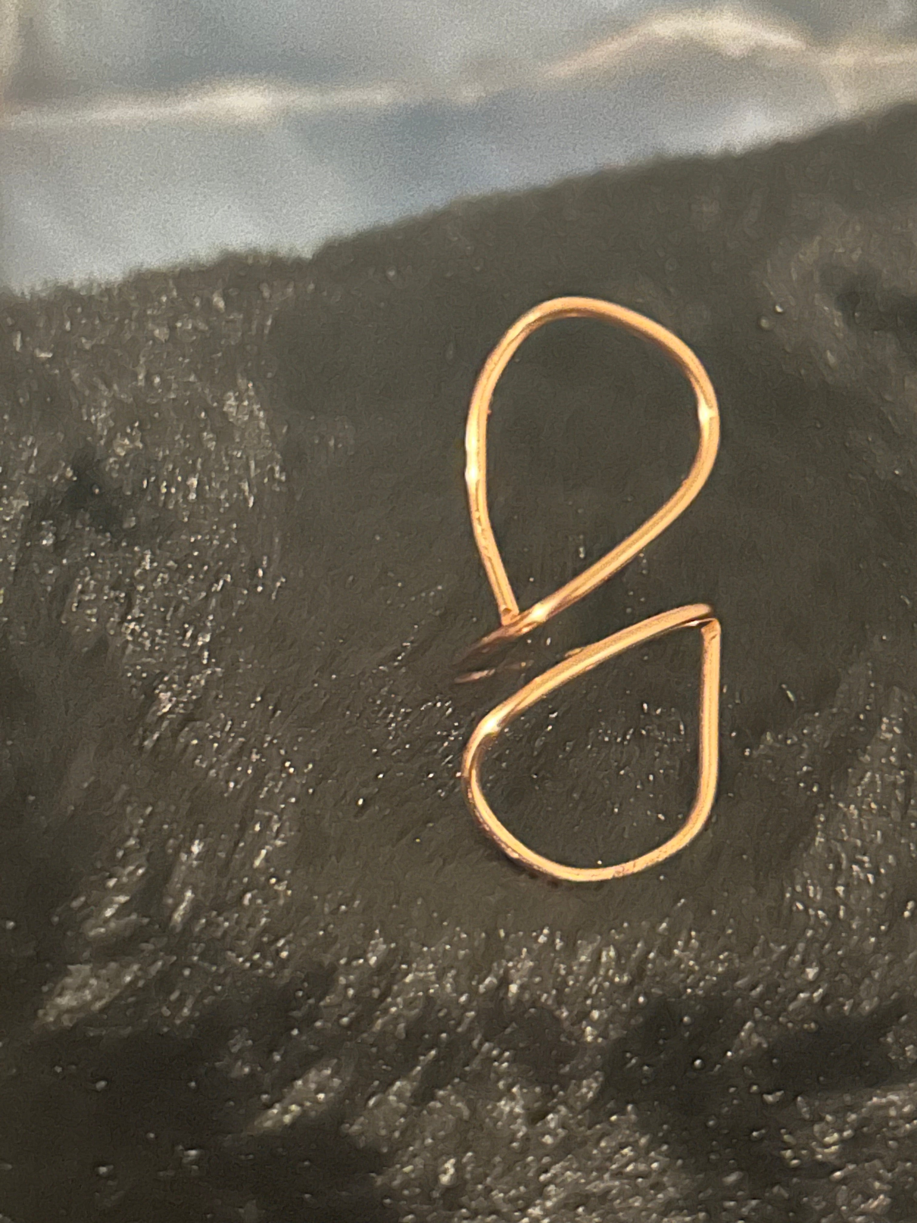 Golden Flow Ring – Abstract Wire Loop Design